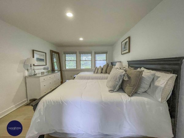 Cape Cod Home 995359