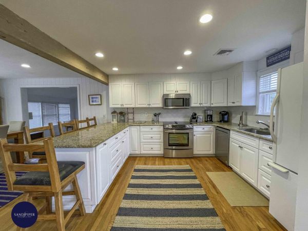 Cape Cod Home 995359