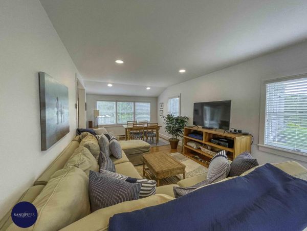 Cape Cod Home 995359