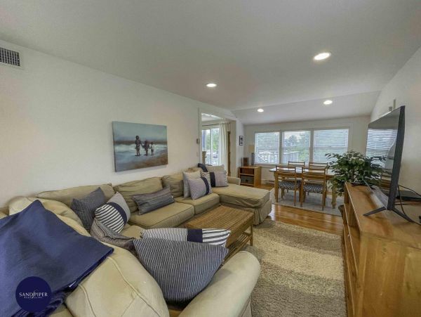 Cape Cod Home 995359