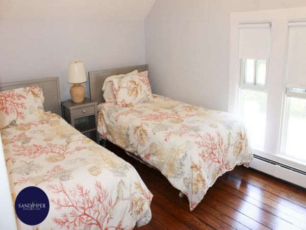 Cape Cod Home 995360