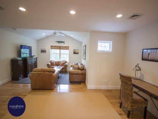 Cape Cod Home 995361