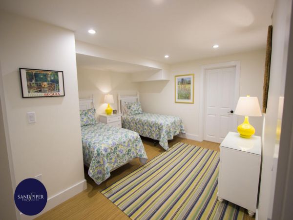 Cape Cod Home 995361