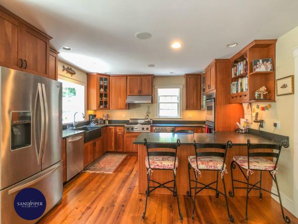 Cape Cod Home 995362
