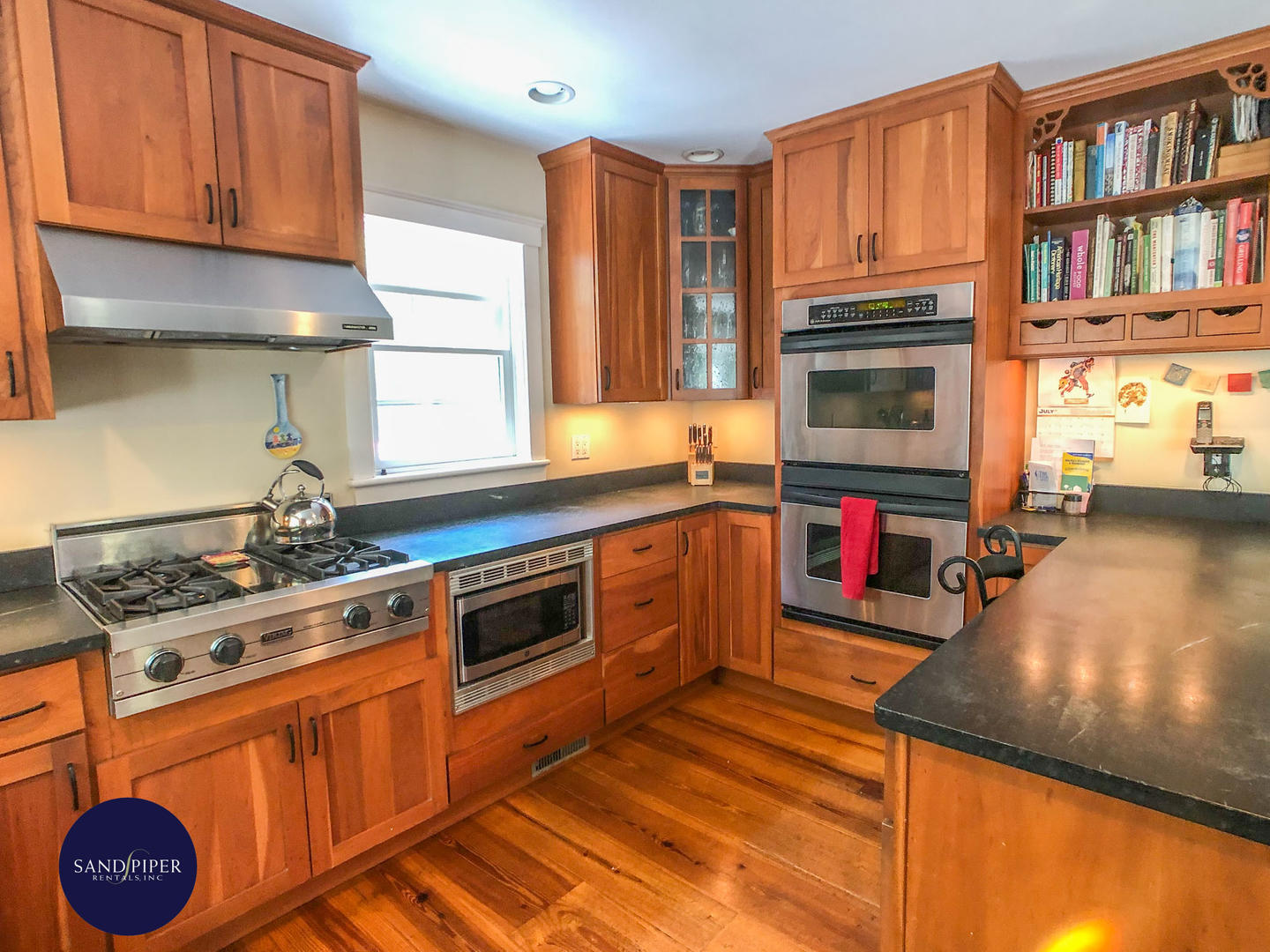 Cape Cod Home 995362