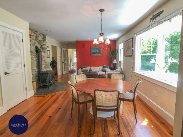Cape Cod Home 995362