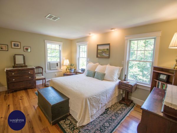 Cape Cod Home 995362