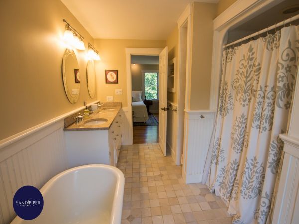 Cape Cod Home 995362