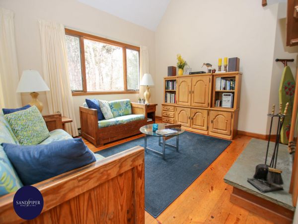 Cape Cod Home 995363