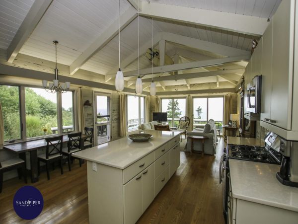 Cape Cod Home 995364