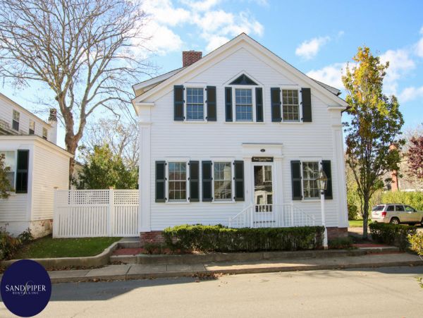 Cape Cod Home 995365