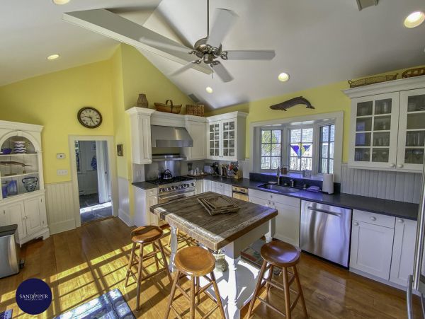 Cape Cod Home 995365