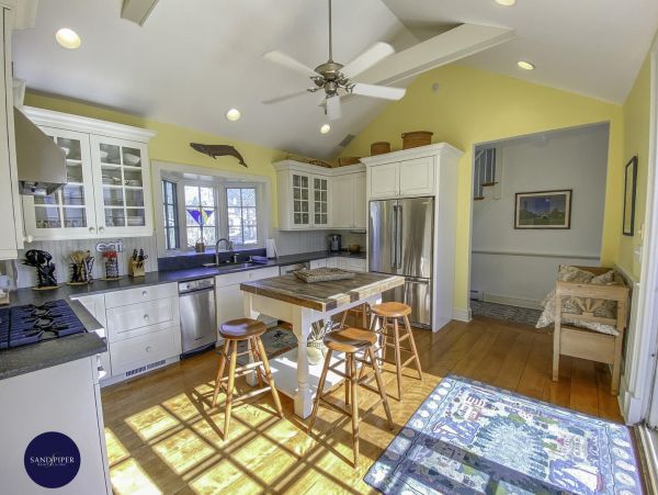 Cape Cod Home 995365