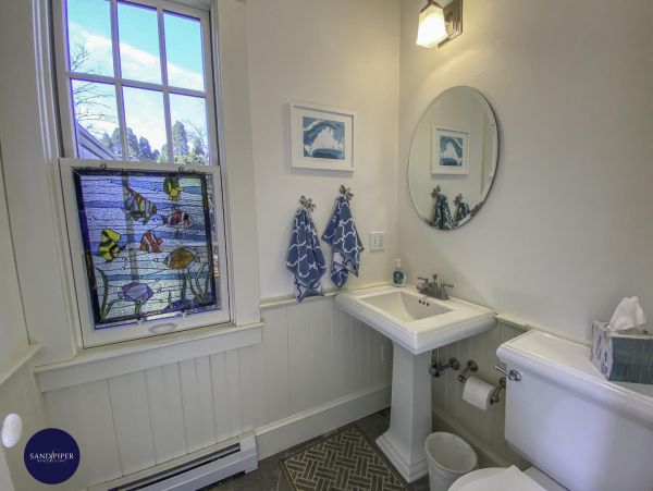 Cape Cod Home 995365