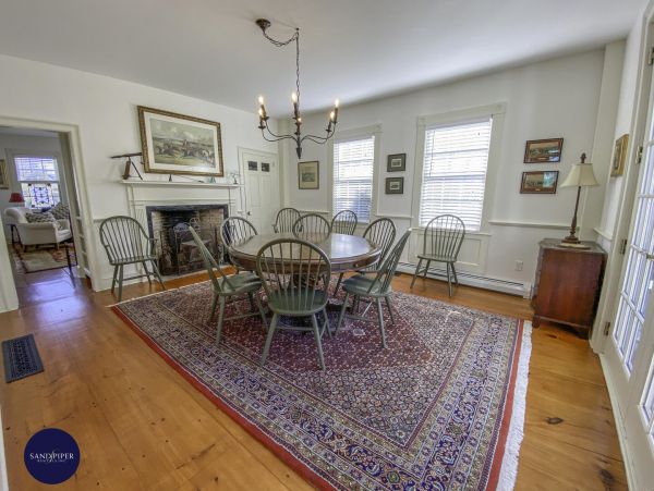 Cape Cod Home 995365