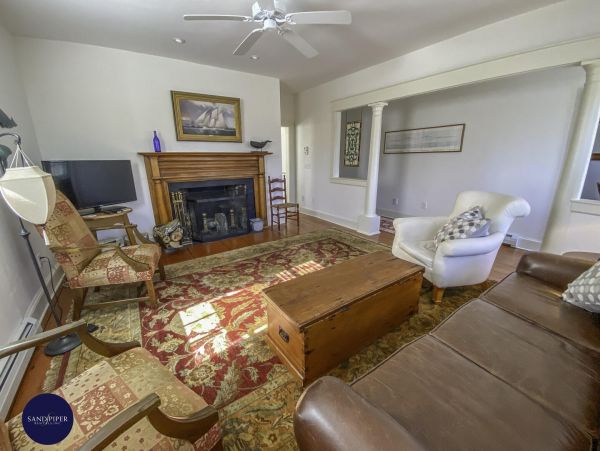 Cape Cod Home 995365