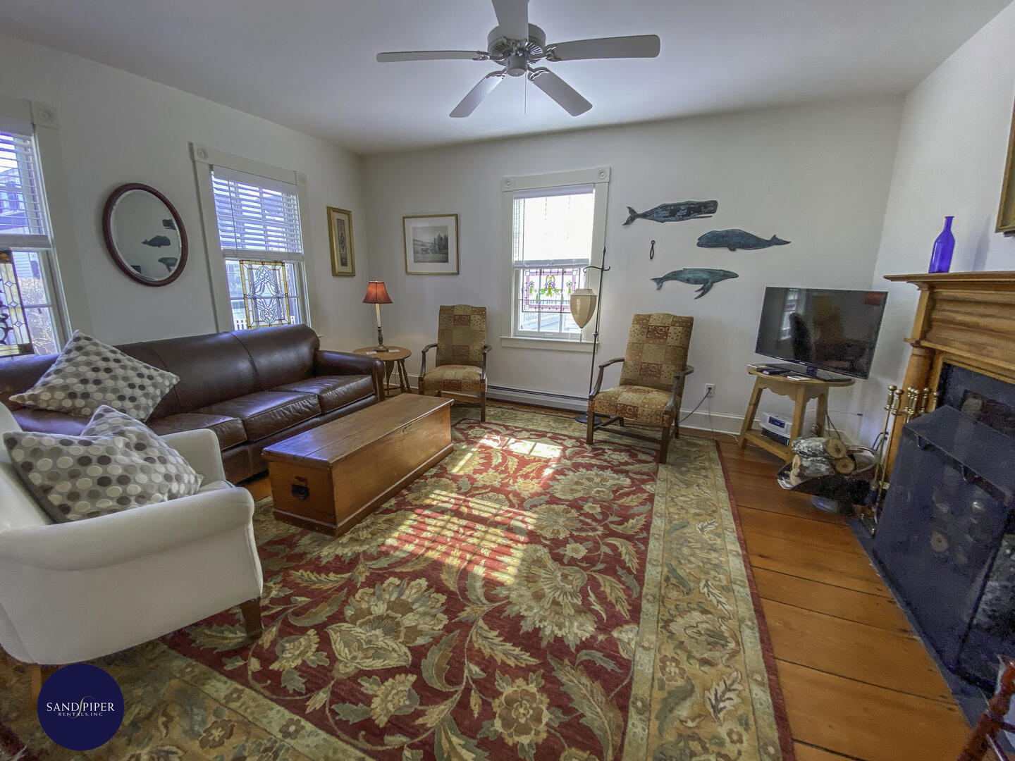 Cape Cod Home 995365