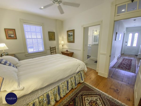 Cape Cod Home 995365