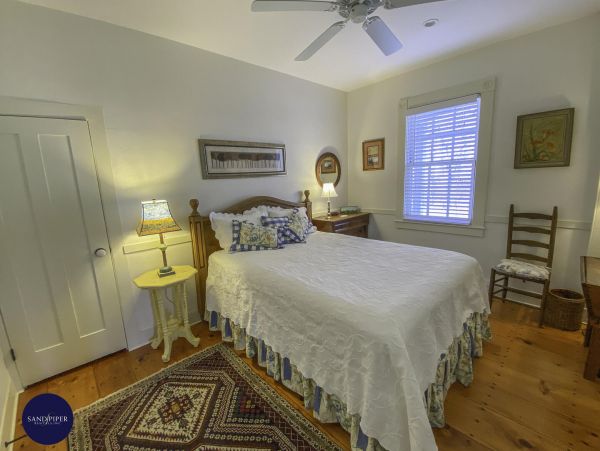 Cape Cod Home 995365