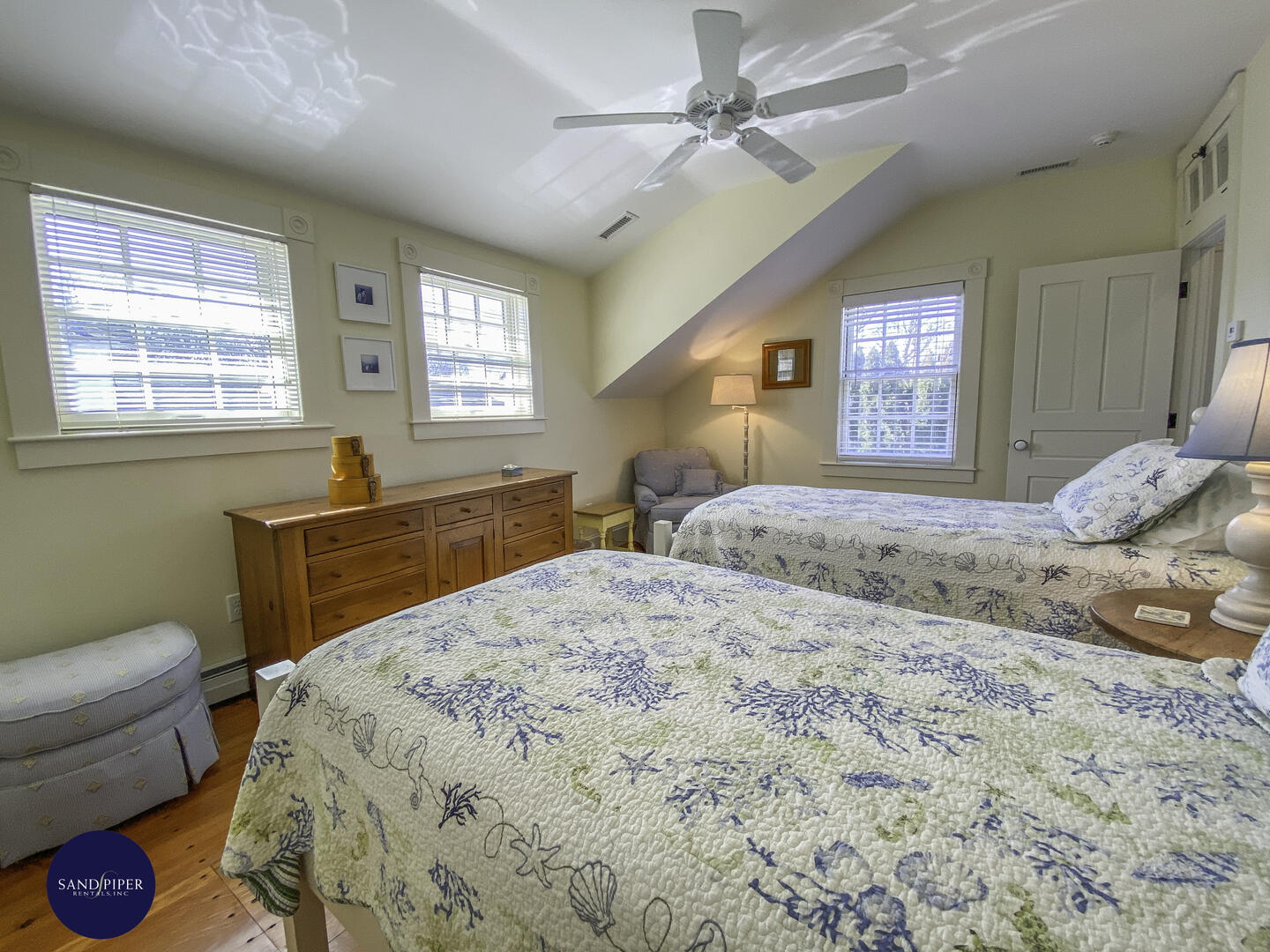 Cape Cod Home 995365