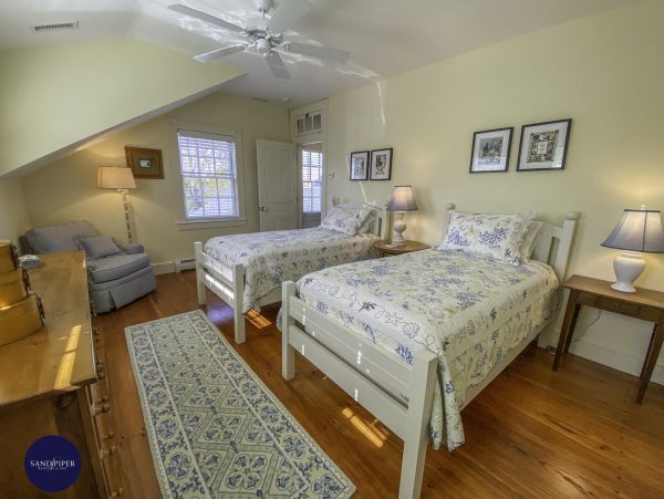 Cape Cod Home 995365