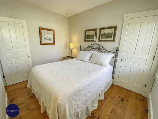 Cape Cod Home 995365