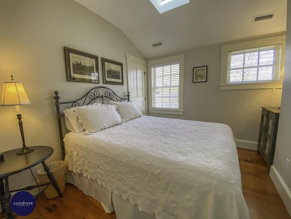 Cape Cod Home 995365