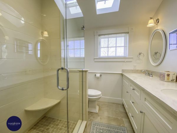 Cape Cod Home 995365