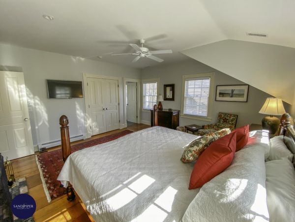Cape Cod Home 995365