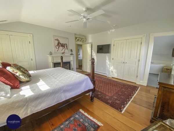 Cape Cod Home 995365