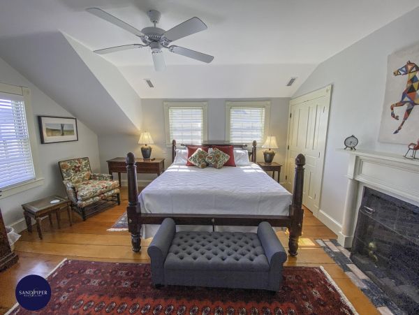 Cape Cod Home 995365