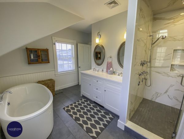 Cape Cod Home 995365