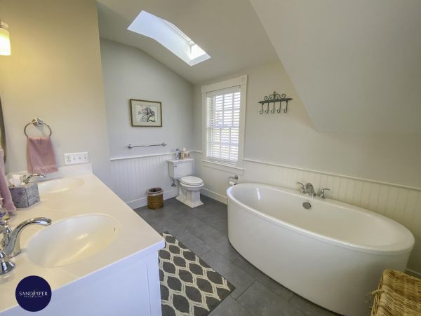 Cape Cod Home 995365