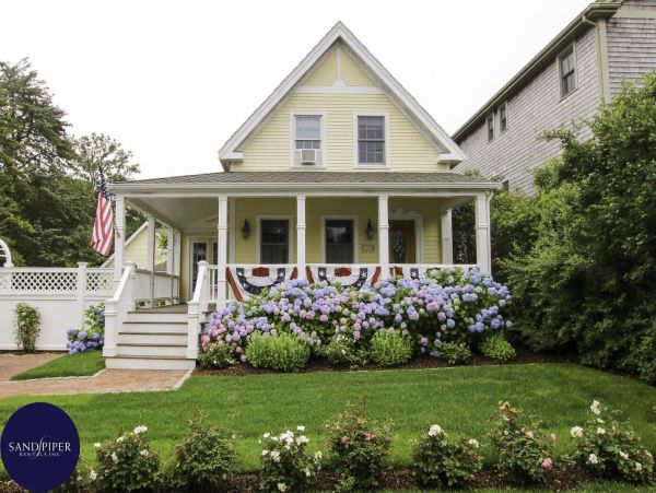 Cape Cod Home 995366