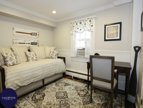 Cape Cod Home 995366