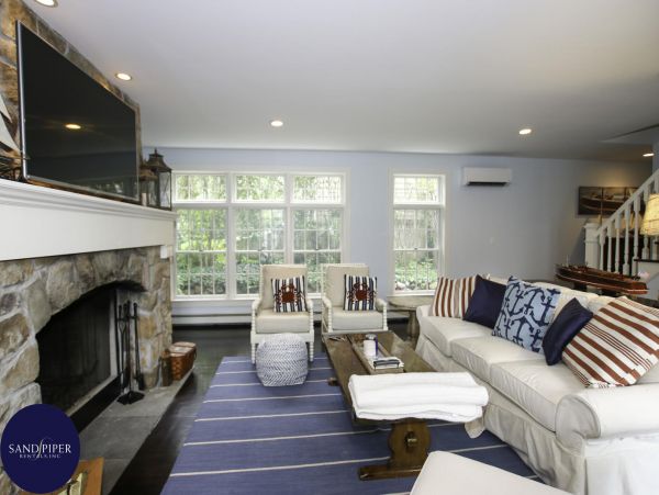 Cape Cod Home 995366