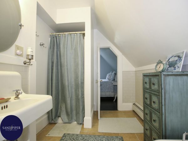 Cape Cod Home 995366