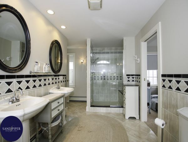 Cape Cod Home 995366