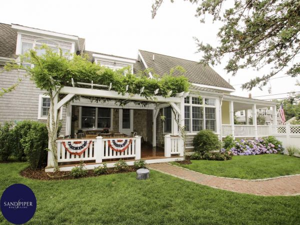 Cape Cod Home 995366