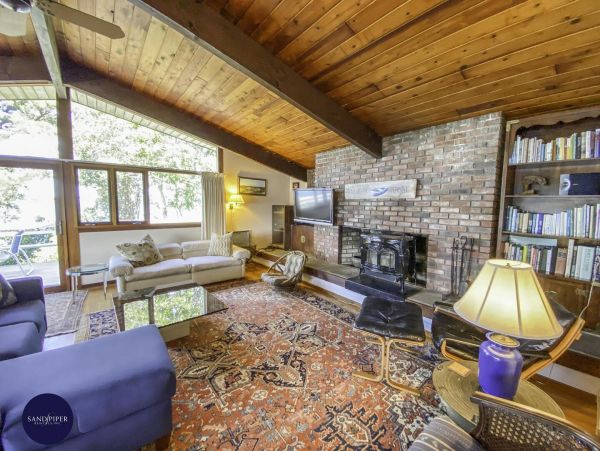 Cape Cod Home 995368