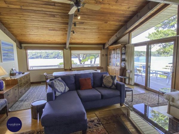 Cape Cod Home 995368