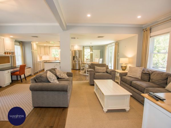 Cape Cod Home 995369
