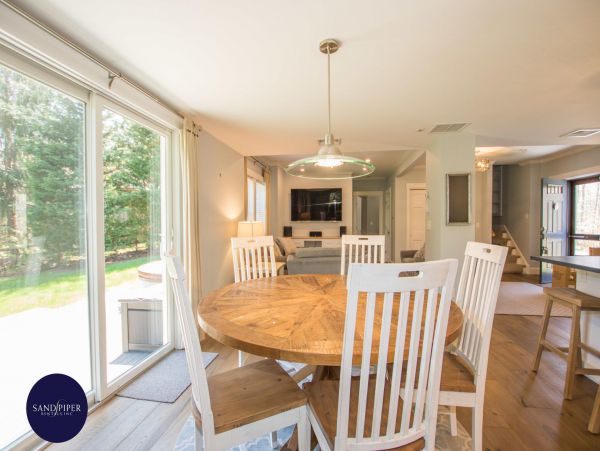 Cape Cod Home 995369