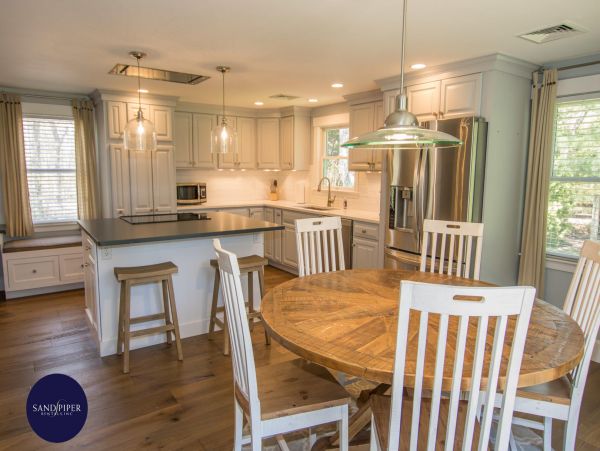 Cape Cod Home 995369