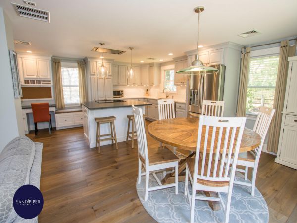 Cape Cod Home 995369