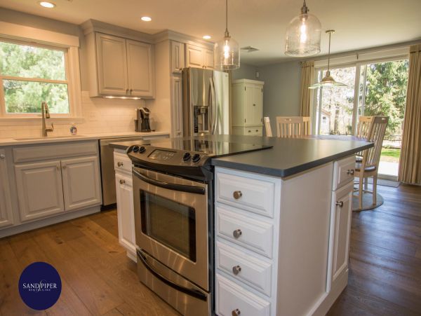 Cape Cod Home 995369