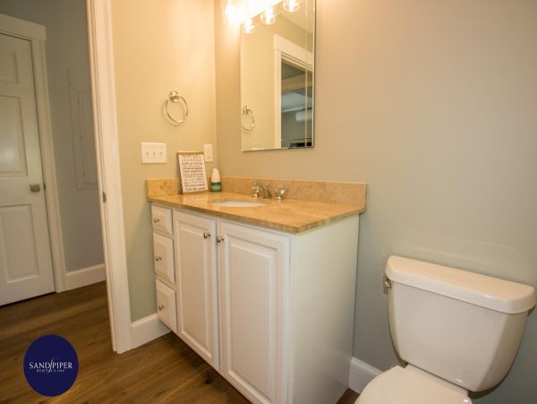 Cape Cod Home 995369