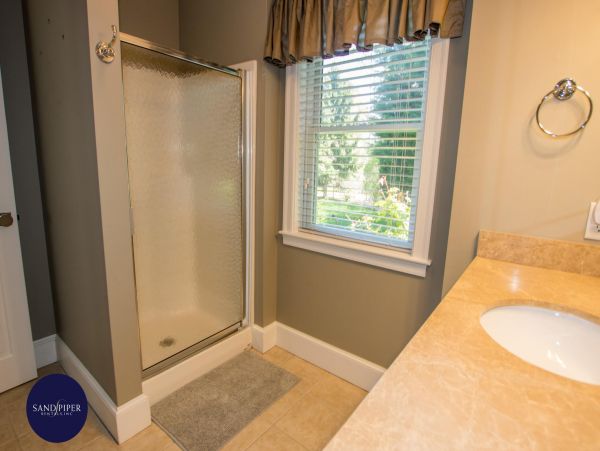 Cape Cod Home 995369