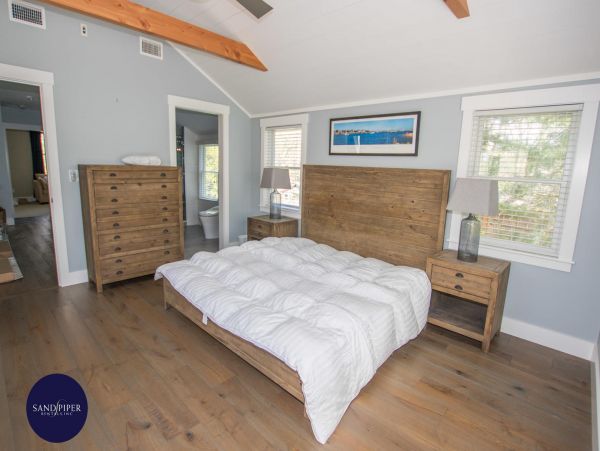 Cape Cod Home 995369