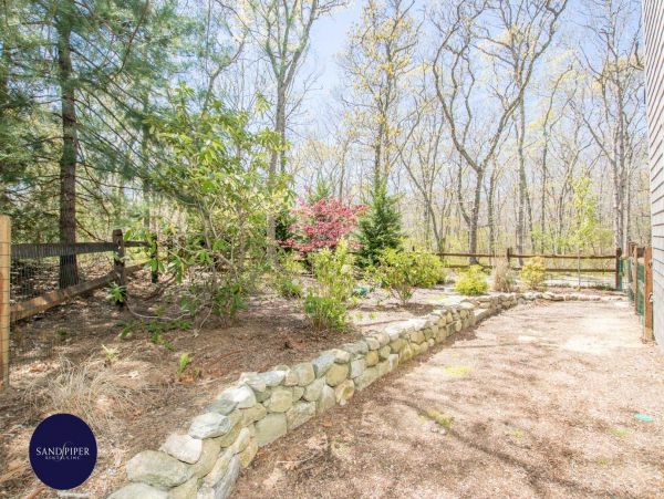 Cape Cod Home 995369